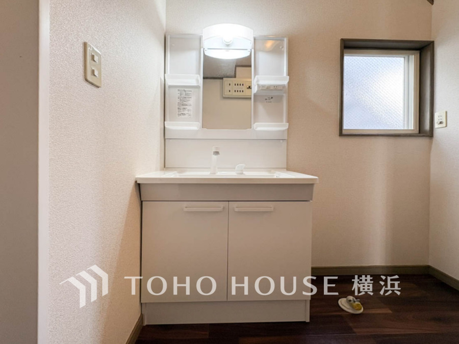 十分な大きさの洗面台は、身だしなみチェックや歯磨きなど、朝の慌ただしい時間でも余裕とゆとりを感じて頂けます。