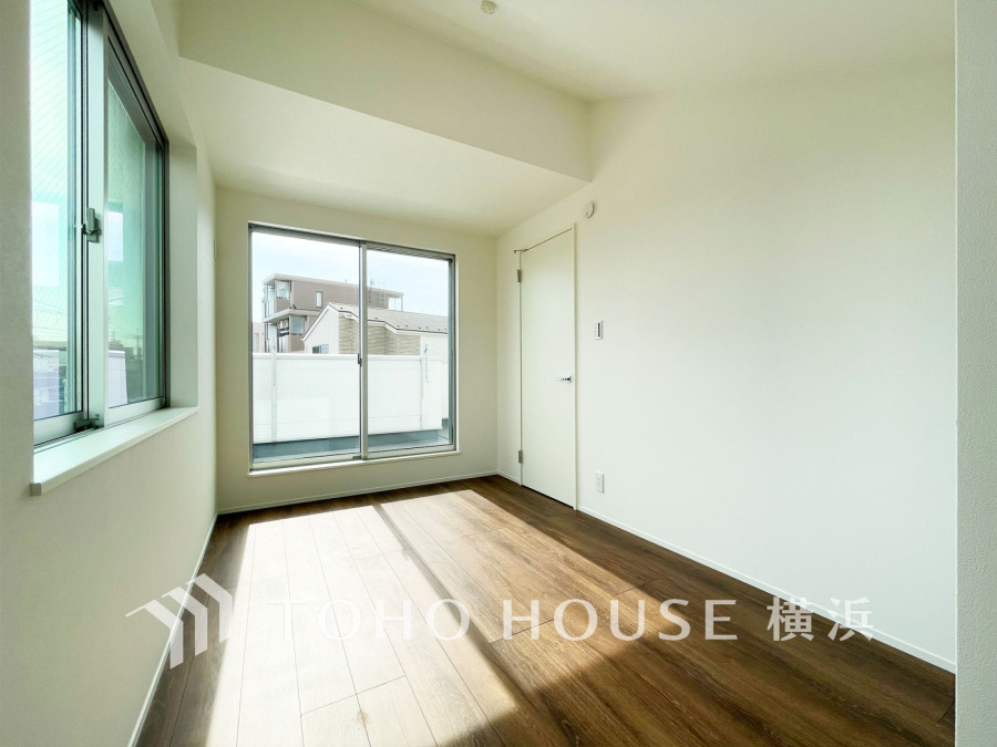 バルコニーに面した明るい洋室。穏やかな陽射しが、ゆったりとした寛ぎの時間を包みます。
