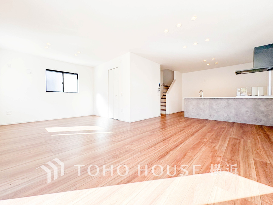 柔らかな色合いのフローリングと清潔感の溢れるクロスが明るい空間を創り出しているリビングダイニング。憩いの場に相応しく、ここで楽しむ家族の時間が絆をより深めてくれそうです。