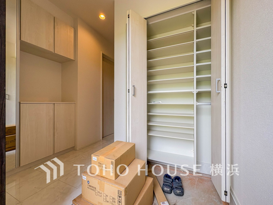 居住者の帰り、訪れる方を優しく迎え、やすらぎに満ちた生活空間を予感させる。健やかな暮らしを楽しめそう。