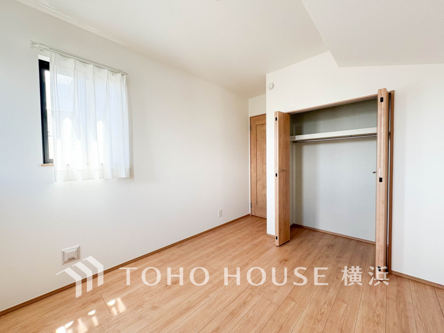 シンプルな内装と明るい空間で、自分らしい空間づくりを思い切り楽しめそうです。穏やかな陽射しが、ゆったりとした寛ぎの時間を包みます。