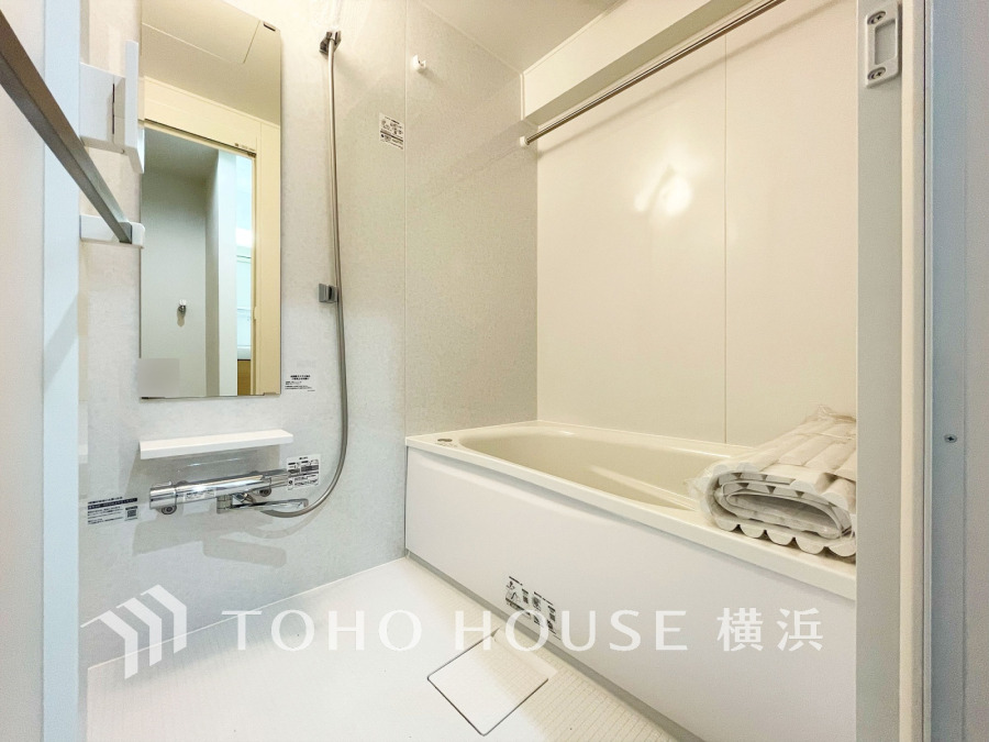 上質が感じられる質感とカラーリングで、清潔な空間美を実現。一日の疲れが癒される優雅なバスタイムを堪能できるゆとりあるバスルームです。