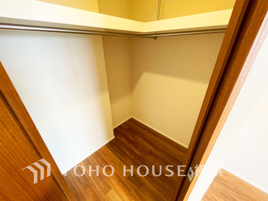 たっぷりとした収納スペース・ウォークインクローゼット。その収納力は是非ご自身の目でお確かめください。冬物のコートやスーツなど、大切なお洋服を皺なく収納できます。