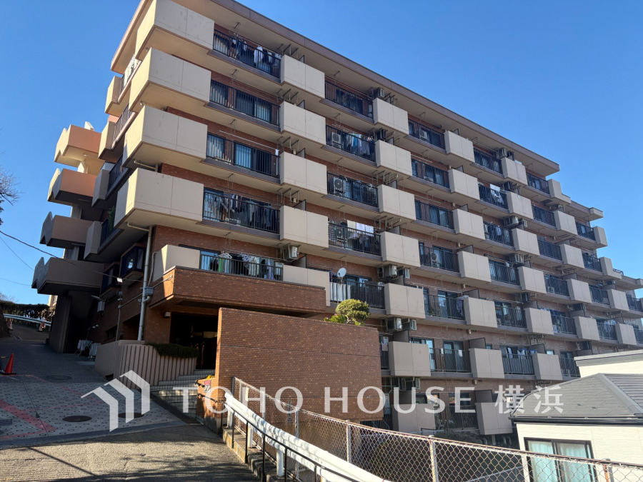 堂々たる趣ながら、主張し過ぎずどこか余裕を感じさせるシャープなフォルムで佇む邸宅は、晴天の空と照らし合わせる事で、本来あるべき完成形の姿を見せてくれます。