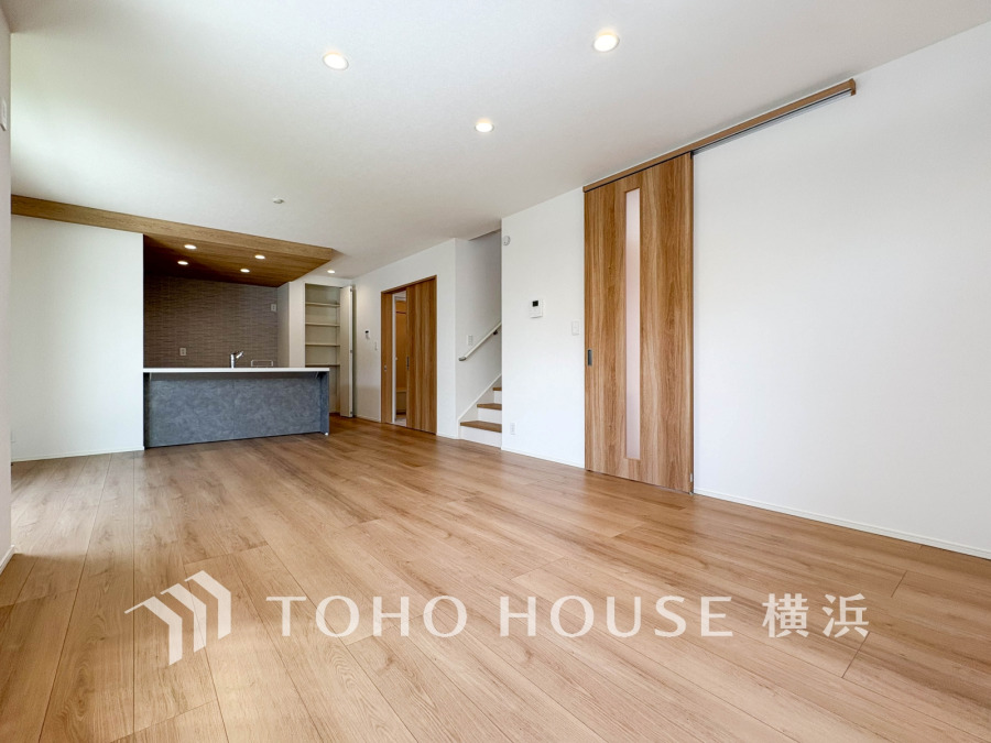 和やかで洗練された空間の演出。寛ぎとコミュニケーションを育む居心地のよい場所。やわらかな陽射しが降り注ぎ、室内に開放感と爽快感をもたらします。