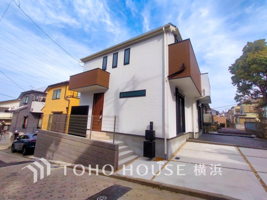 ふりそそぐ陽射しと開放的な空間形成。青空を背景に更なる美しさを醸す佇まい。暖かな陽光と爽やかな風がハーモニーを奏でる上質な空間を愉しむ暮らしがここにある。