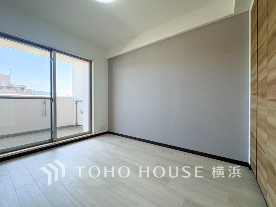 バルコニーに面した明るい洋室。穏やかな陽射しが、ゆったりとした寛ぎの時間を包みます。
