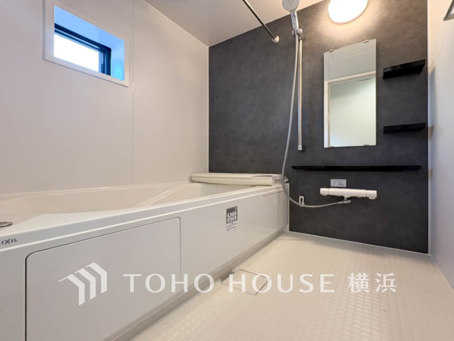 上質が感じられる質感とカラーリングで、清潔な空間美を実現。一日の疲れが癒される優雅なバスタイムを堪能できるゆとりあるバスルームです。