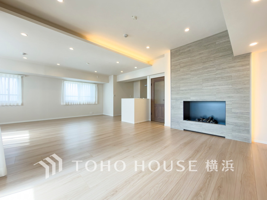 広々26.3帖のLDK空間は暖炉付き！寛ぎの大空間です。開放感と居住性を満たしてくれる間取り設計。
