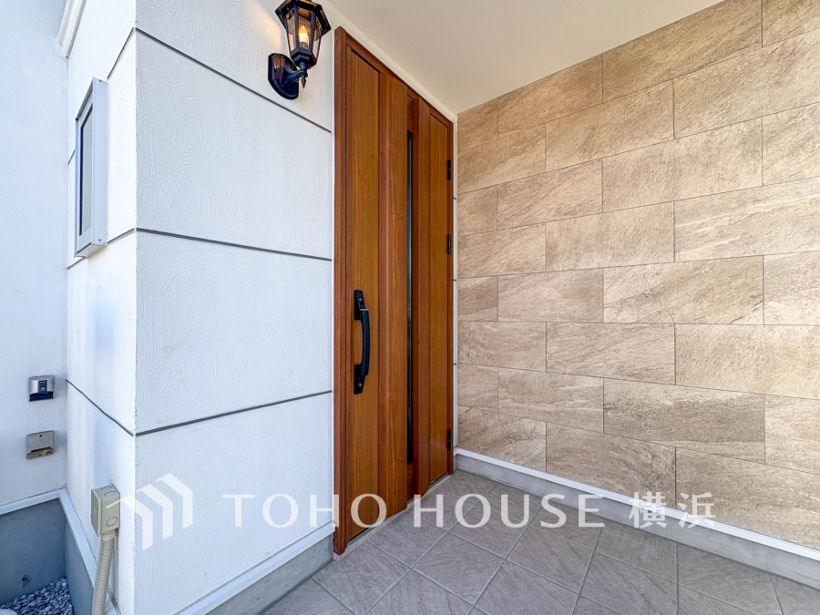 居住者の帰り、訪れる方を優しく迎え、やすらぎに満ちた生活空間を予感させる。健やかな暮らしを楽しめそう。