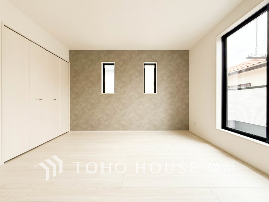 大きな窓からたっぷりと陽光が注がれる明るい空間。家族の成長に対応できる永住仕様の間取り。時を忘れて過ごす場所として過ごせるお部屋。