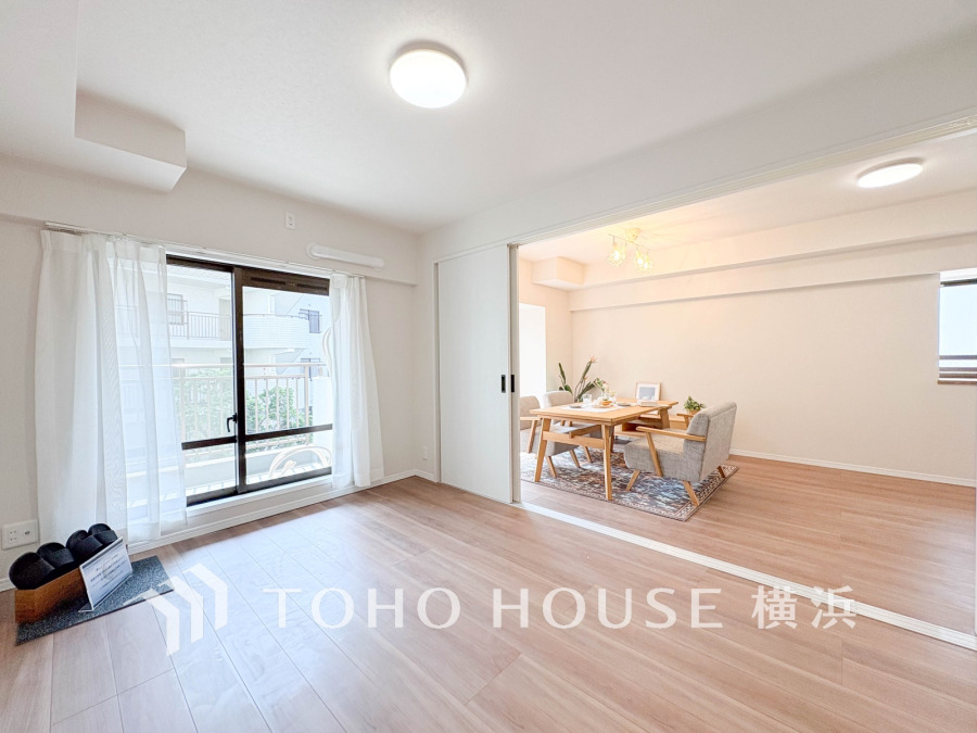 明るい自然光が差し込むリビングと隣接するダイニングは、開放感と快適な生活空間を実現しています。