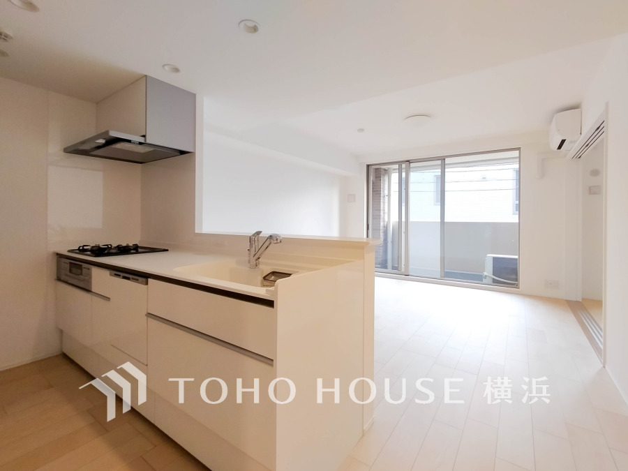 機能性とデザイン性を兼ね備えたシステムキッチン。リビングとの一体感も考慮され、美しい空間が実現。
