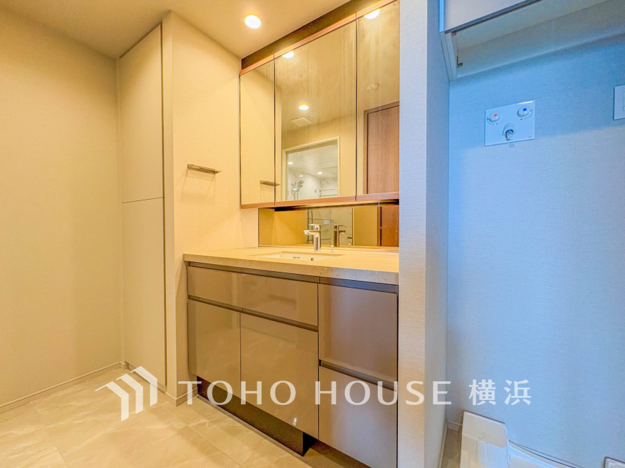 十分な大きさの洗面台は、身だしなみチェックや歯磨きなど、朝の慌ただしい時間でも余裕とゆとりを感じて頂けます。