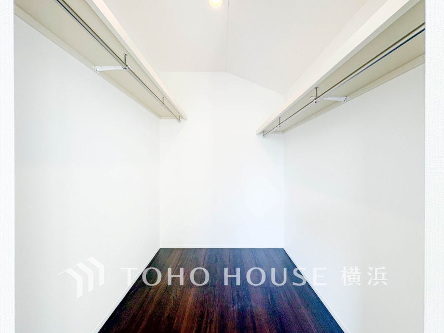 ひと目で収納物を確認できるウォークインクロゼットは、ゆとりの広さを備えた大型収納。数多くの衣類に加え、足元には引出しや衣装箱、シューズボックスなども収納することができます。