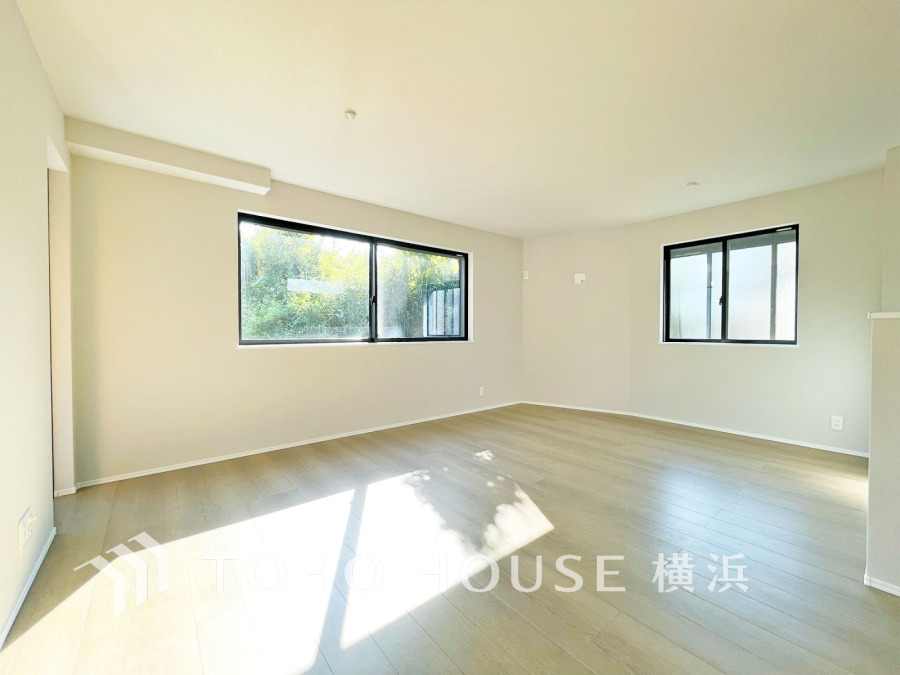 あたたかな光で満たされた開放的なLDKは、ゆとりの16.1帖。楽しい会話も和やかな団欒もここから。健やかな家族の未来を楽しく育む空間。