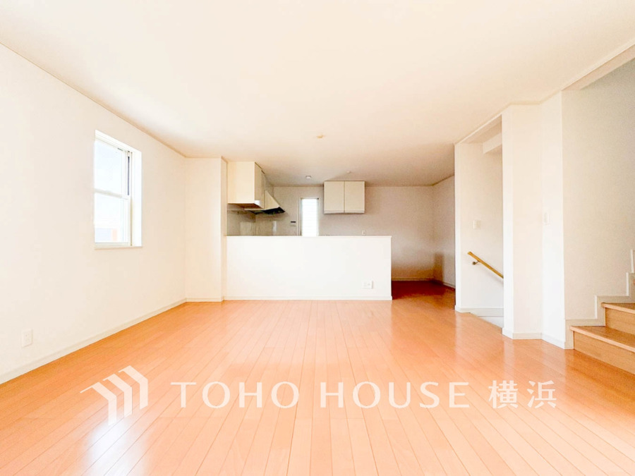 豊かな光が照らすこの場所は、たわいもない会話を楽しみ、ゆったりとした時間を過ごす場所。家族の日常が刻まれる大切な空間です。