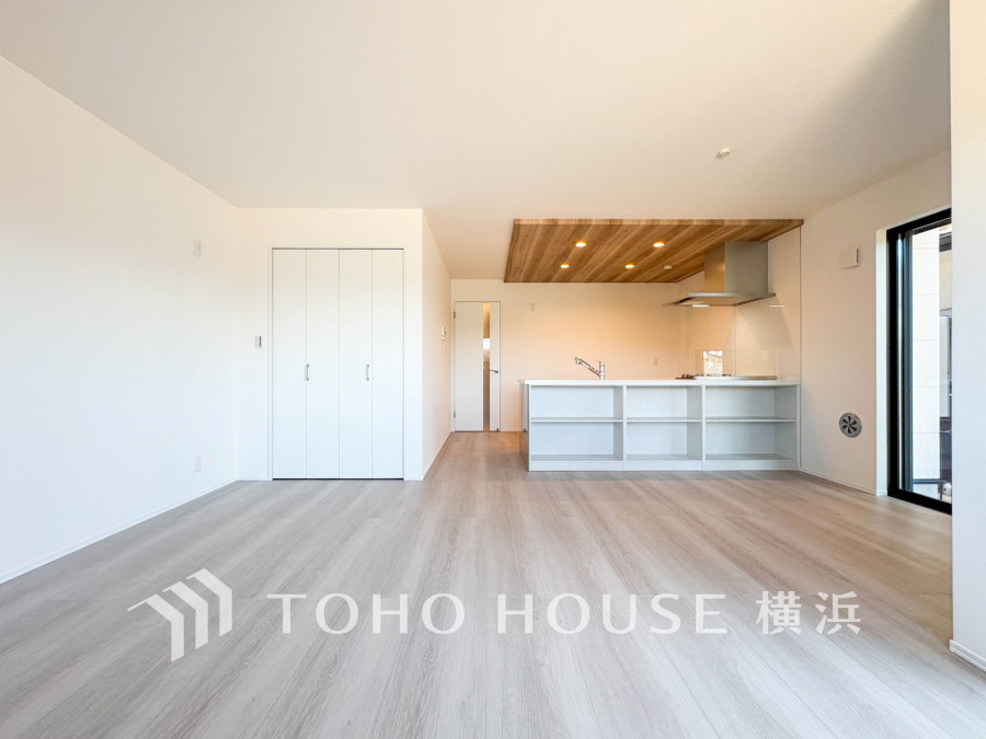 家族みんなが爽やかに健やかに過ごせるように、溢れる光をたっぷり取り込んだリビングダイニング。集いの場、憩いの場としての快適性を求めたやすらぎの空間です。