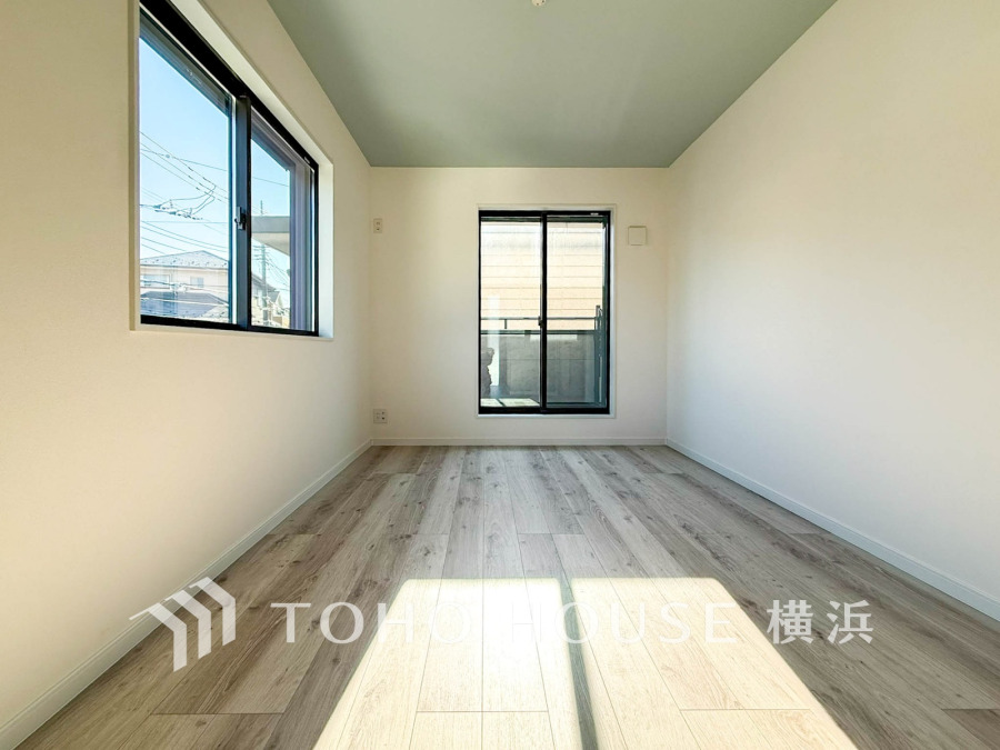 明るい自然光が差し込む、シンプルで清潔感のある洋室。