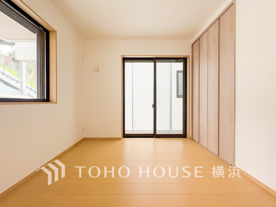 大きな窓からたっぷりと陽光が注がれる明るい空間。家族の成長に対応できる永住仕様の間取り。時を忘れて過ごす場所として過ごせるお部屋。