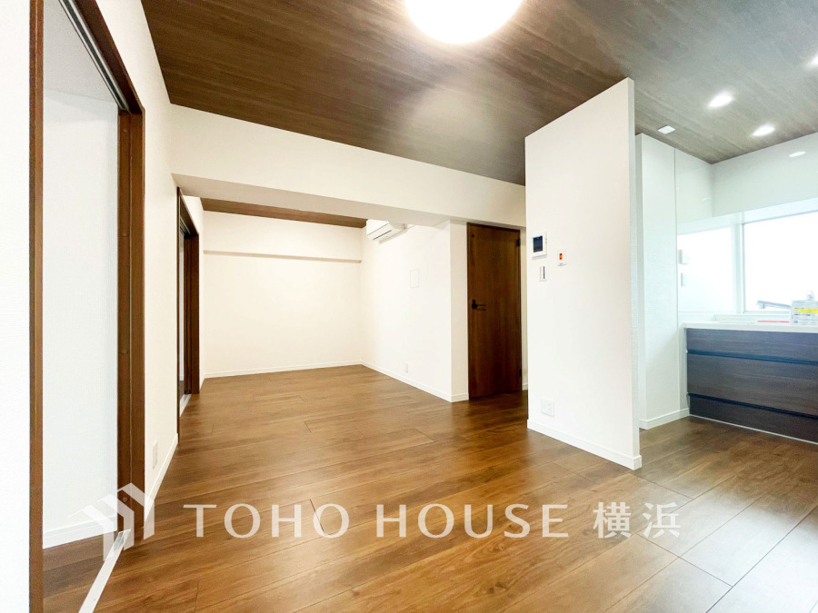 和やかで洗練された空間演出。寛ぎとコミュニケーションを育む場所。柔らかな陽射しが広がり、室内に開放感と爽快感をもたらします。