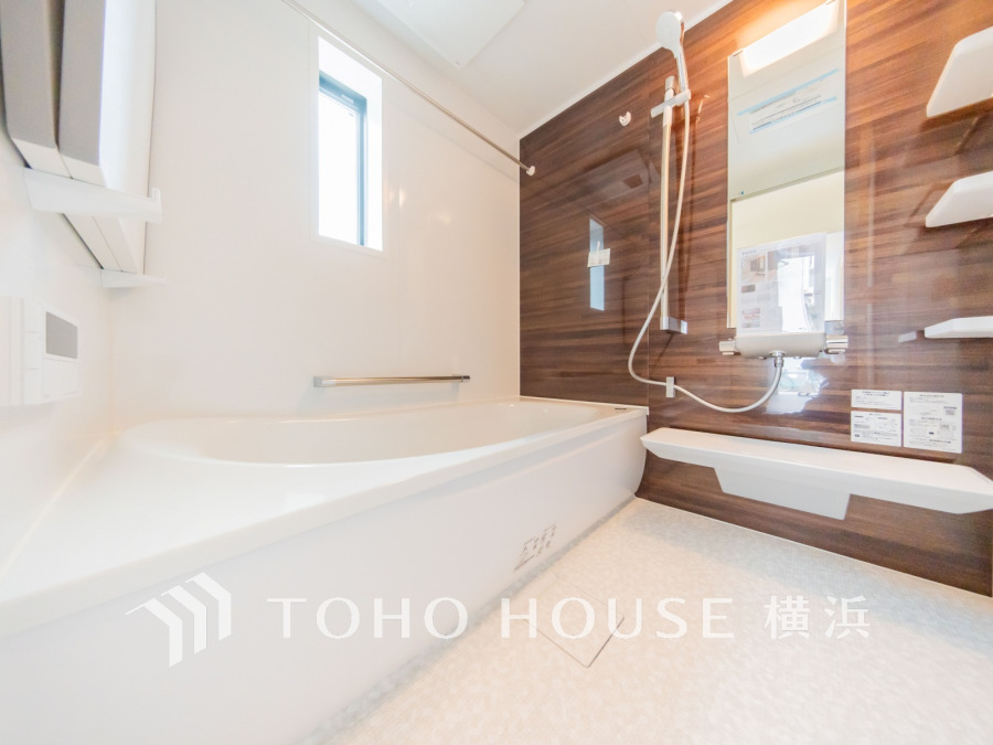 高級感のあるダーク色を採用。機能的で清潔感溢れる浴室。快適・清潔な空間で心も体もオフになる時間をお楽しみ頂ける空間です。