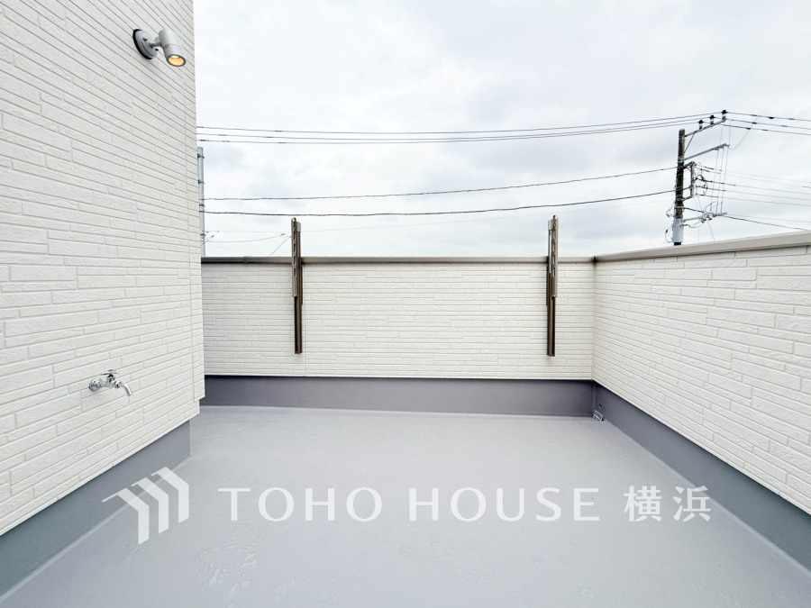 ずっと太陽を感じる事ができるのは、遮るものが視界に無いから。彼方に広がる風景が絵画のように広がります。