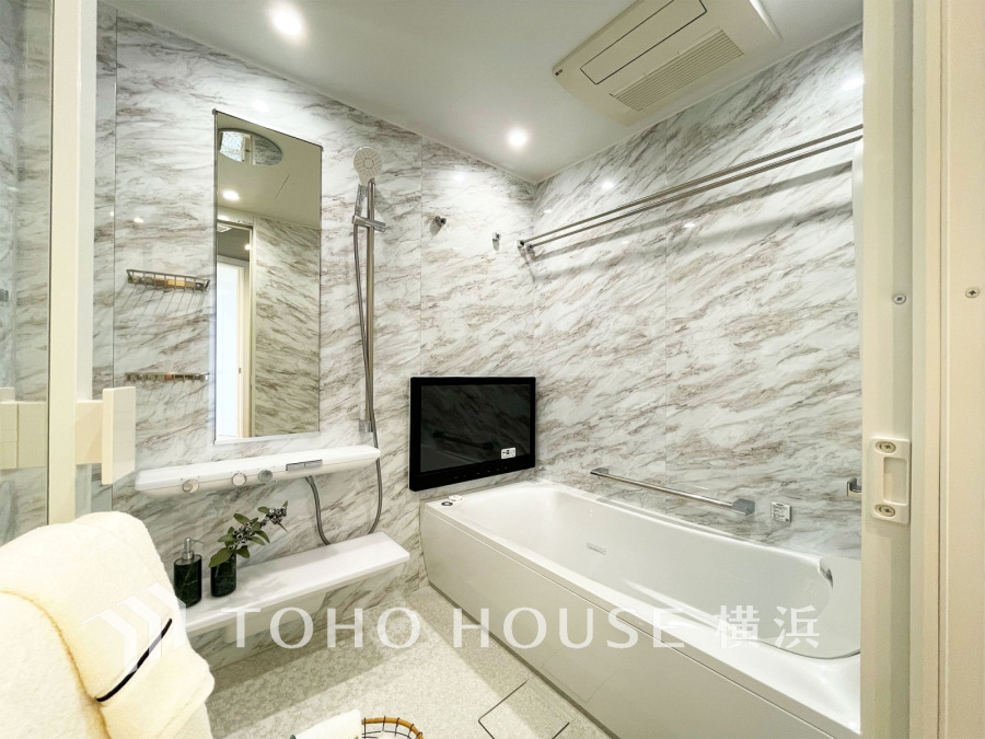 『一日の疲れを落としてくれる場所は、落ち着く場所でありたい』上質感溢れるカラーと大きさ・機能性・美しさ。ゆとりの空間が心地よさをもたらします。