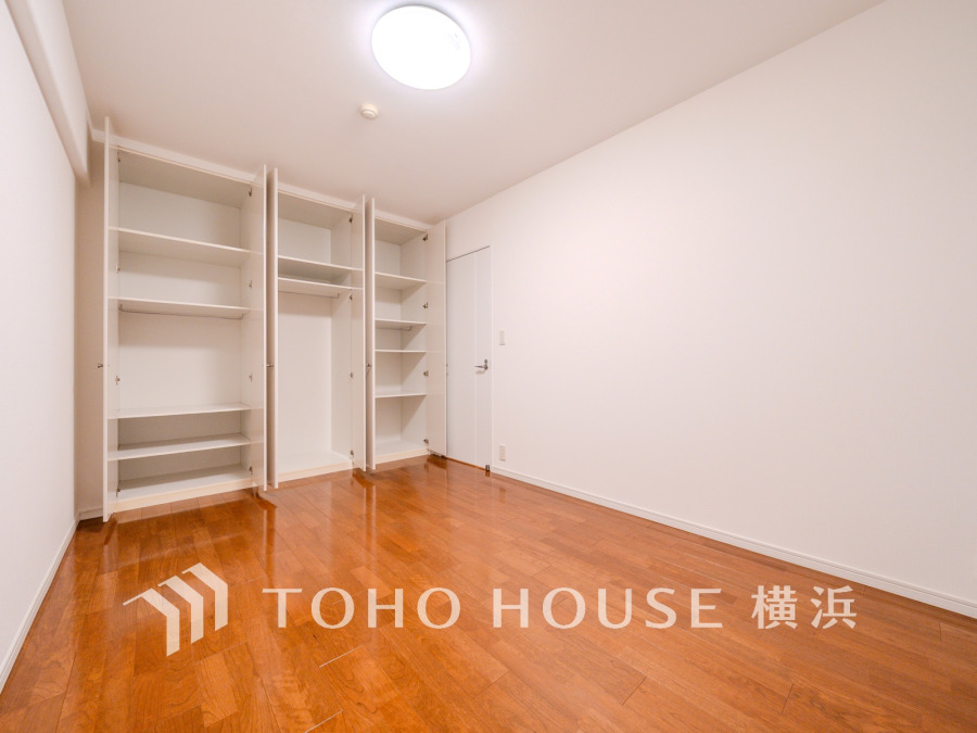 たっぷりの収納を備えた洋室。プライベートな自分時間を快適に過ごせるお部屋です。
