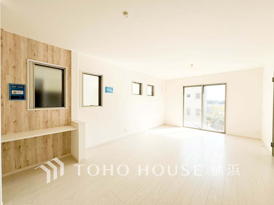 ここにはみんなが集い、食事と楽しい会話が始まる。話に夢中になりすぎて、ついつい時を忘れてしまう。そんな束の間の幸せを感じさせてくれる場所。