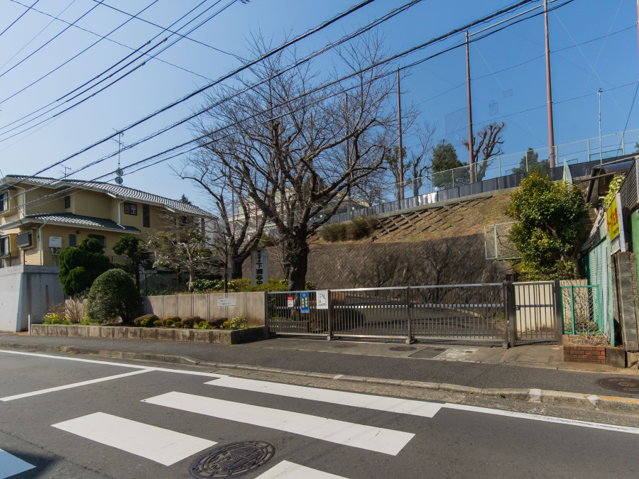 横浜市立下瀬谷中学校　約550ｍ