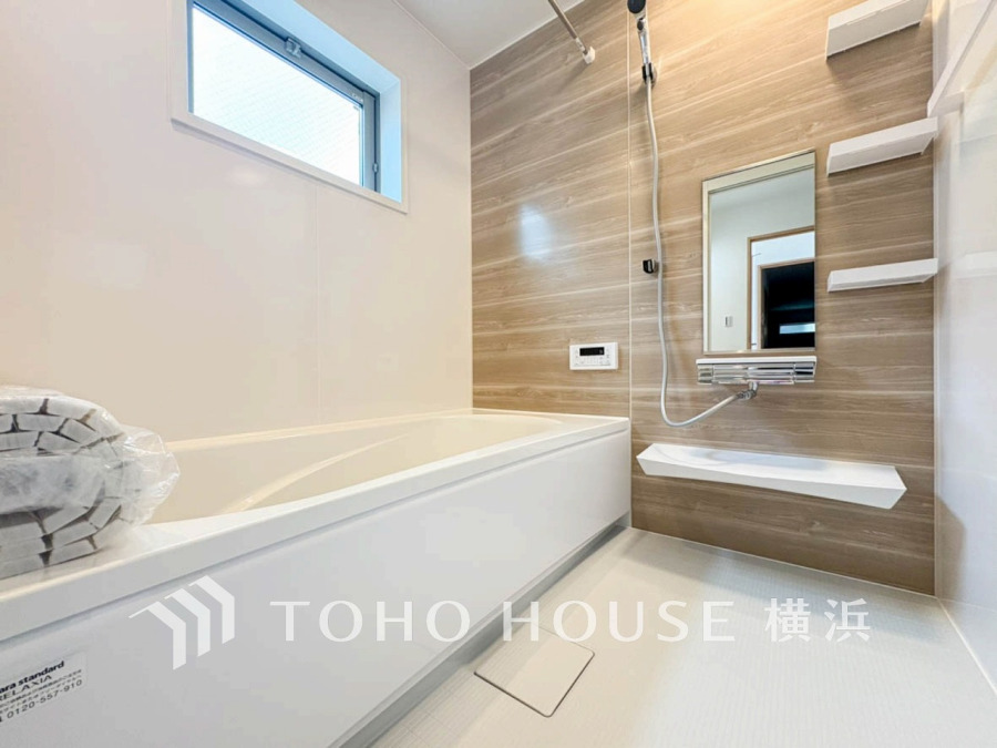 上質が感じられるカラーリングで、清潔な空間美を実現。一日の疲れが癒される優雅なバスタイムを堪能できるゆとりあるバスルームです。