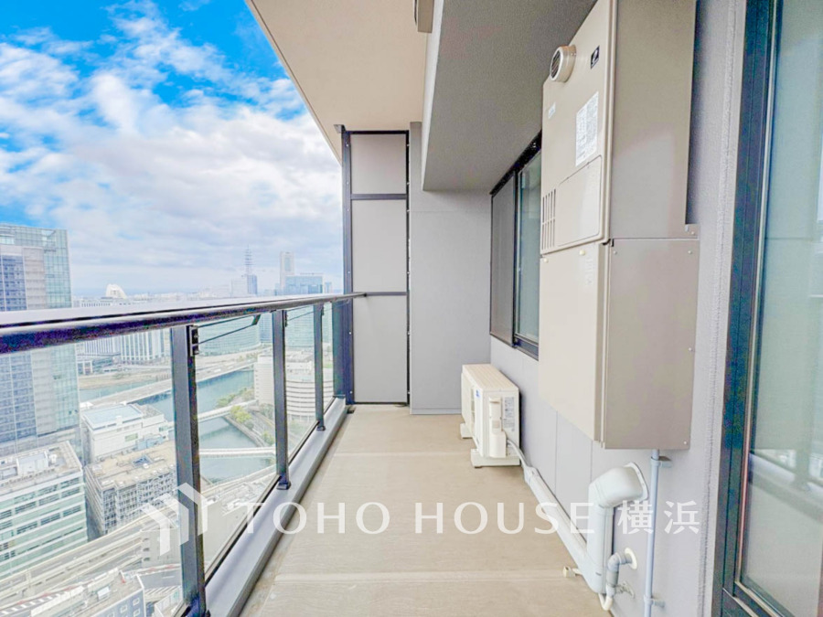 ずっと太陽を感じる事ができるのは、遮るものが視界に無いから。彼方に広がる風景が絵画のように広がります。
