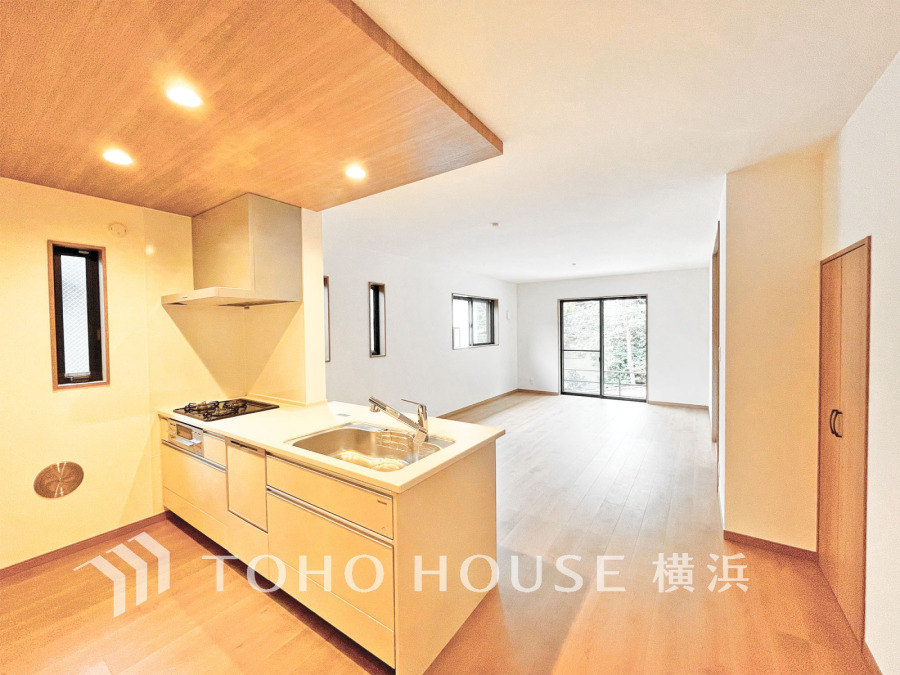 上質な時間を育む暮らしのメインステージ。寛ぎとコミュニケーションを育む居心地のよい場所。ここで楽しむ家族の時間が絆をより深めてくれそうです。