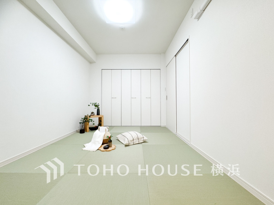 和室があることで落ち着きと癒しの空間が生まれます。来客時の客室としても利用できますし、お子様のプレイルームやお昼寝にも適したお部屋です。和室とリビングを繋げて広くお使いになられる時も、客間としてお使いになられる時も、すぐに可変できるように配慮しております。