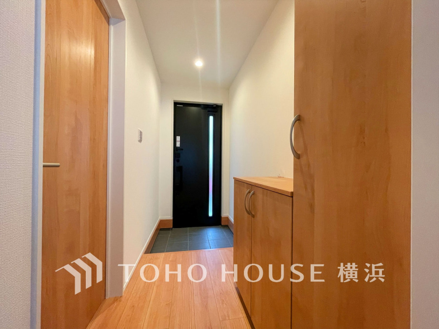 上質感漂う玄関と廊下。居住者の帰り、訪れる方を優しく迎え、安らぎに満ちた生活空間を予感させてくれます。
