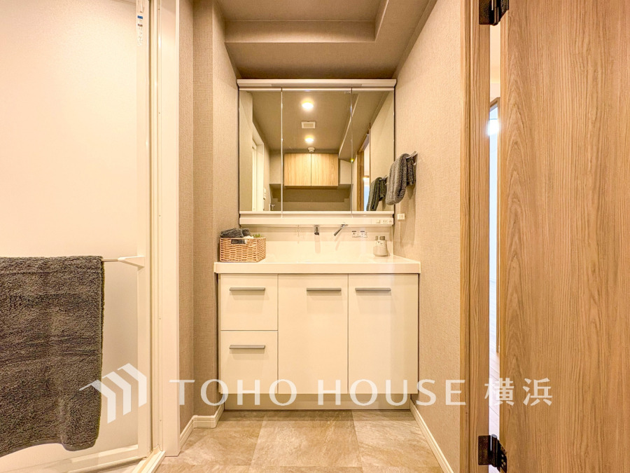 新規交換された洗面化粧台は美しく使いやすい機能が備えられています。