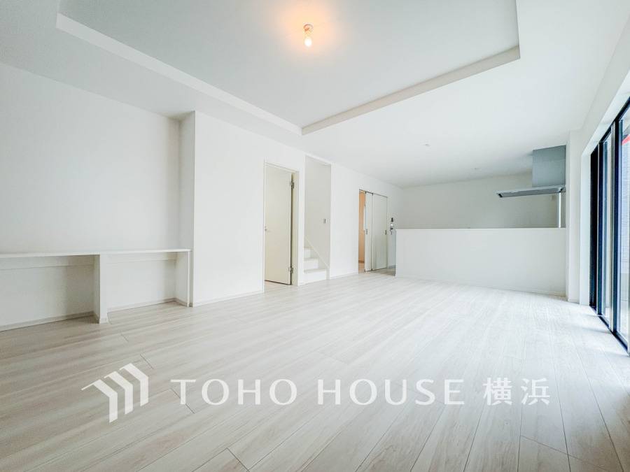 明るく開放的な空間が広がるLDK。室内には豊かな陽光が注ぎ込み、爽やかな住空間を演出。ホームパーティーでもゲストと一緒に料理を楽しみながら楽しい時間を過ごせそう。