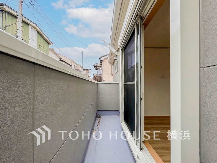 暮らしの中で光と風を演出してくれるバルコニー、見事なまでの開放的な空間を演出しながら、プライベート性も確保された空間は我が家の自慢です。