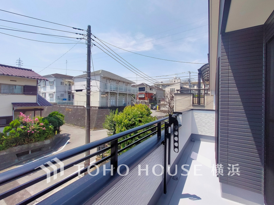 風を感じ青い空から太陽の恵みを感じる温もり溢れる佇まい。住む人を映し出す洗練された佇まいは、いつまでも輝き続けながらいつしか街の風景に溶け込んでいきます。