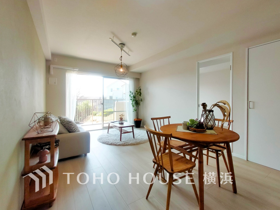 家族と過ごすひと時を溢れる光が優しく包み込むリビングダイニング。家族とともに、心穏やかに過ごすひととき。家族との時間、自分の時間を大切にできる空間がここにあります。