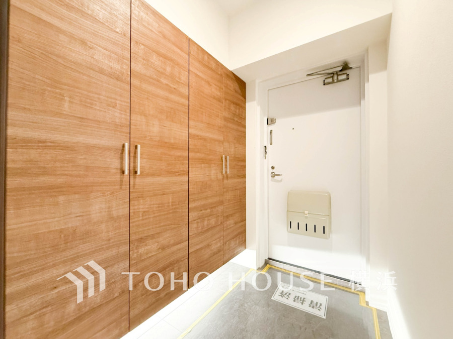 収納力の豊富なシューズボックスを設置した玄関スペース。ウッド調の落ち着きある空間です。
