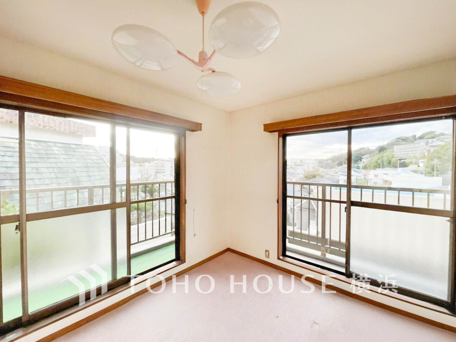 大きな窓からたっぷりと陽光が注がれる明るい空間。家族の成長に対応できる永住仕様の間取り。時を忘れて過ごす場所として過ごせるお部屋。