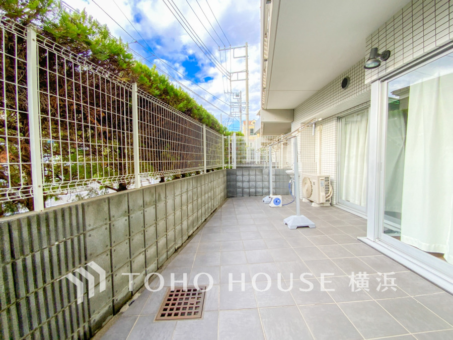 南西向きで陽当りの良いテラス。天気の良い日は午後のティータイムを。休日は、広い空間を使いたくさんの洗濯を一度で綺麗に。便利なスロップシンク付きで、ガーデニングやお子様のプール遊びも♪