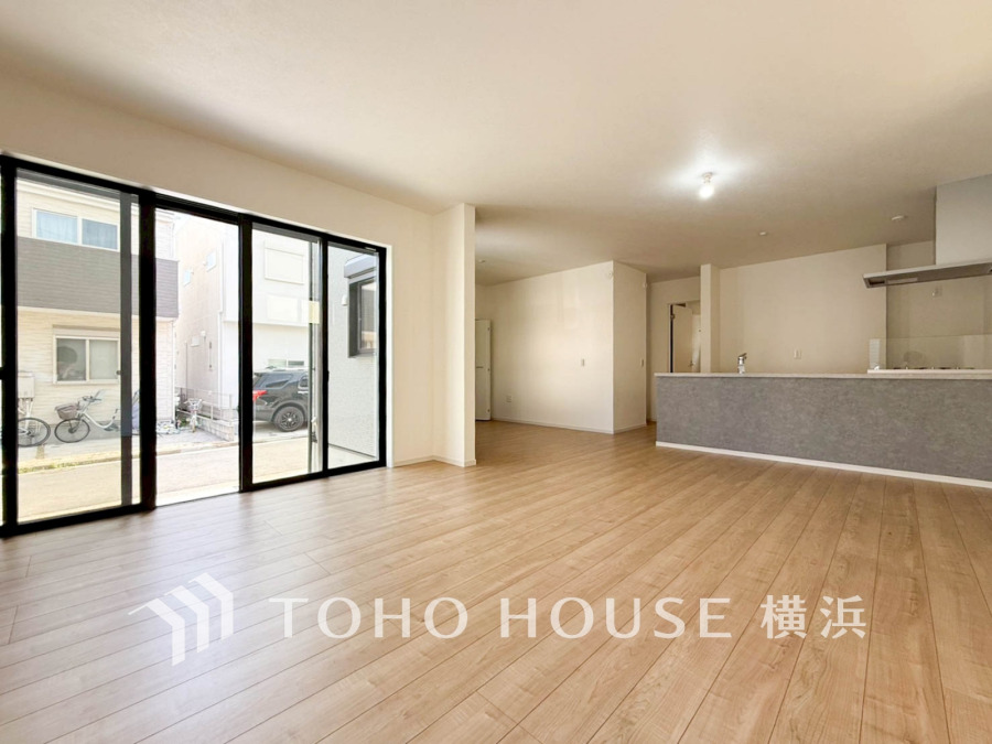 大きな窓から自然光が差し込む、開放感あふれるリビングダイニング。家族の憩いの場に最適です。