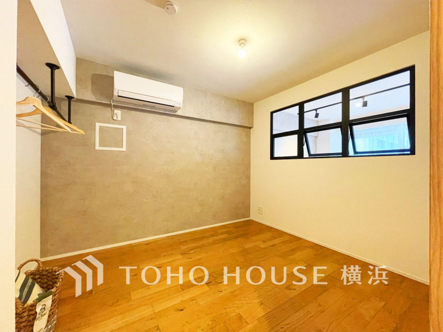 リビングに隣接した洋室は、室内窓を設置し圧迫感を軽減しています。