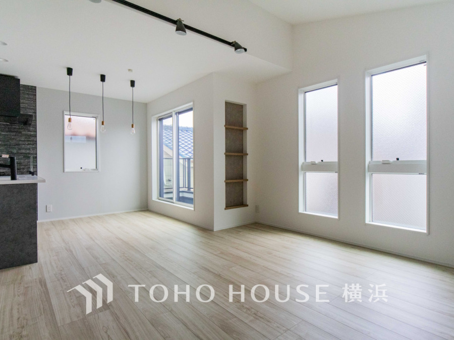 開放的な広さと３面採光がもたらす、光溢れ豊かな居住空間はこの住まいのクオリティを感じさせてくれます。豊かな時間が流れるこの場所に暮す喜び