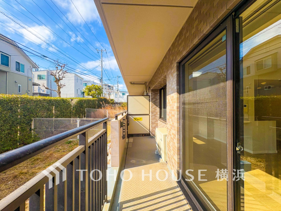 陽当たり良好な広々バルコニー。外の景色を楽しみながら、ゆったりとくつろげる快適空間です。