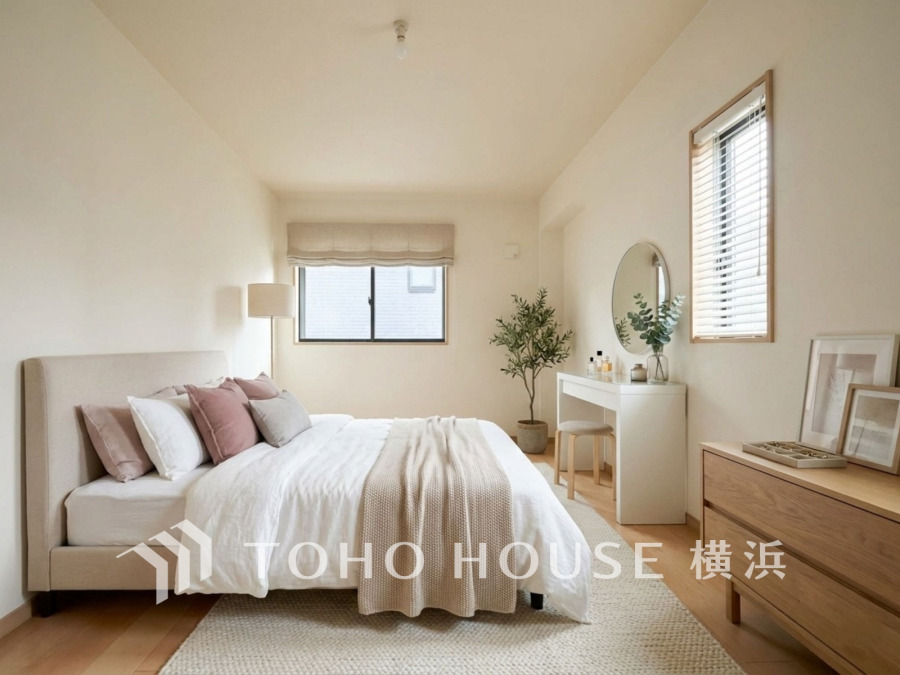 柔らかな色合いと自然光が調和する、落ち着いた雰囲気の心地よいベッドルーム空間です。（家具はAI加工です）