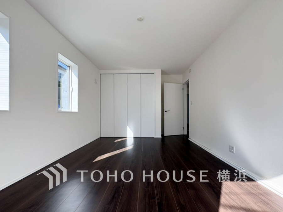 シンプルで清潔感のある空間。ダークブラウンの床が落ち着きを演出し、自然光が心地よく差し込みます。